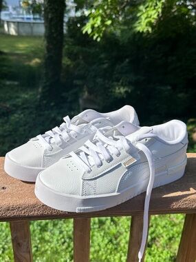 PUMA Court Leather White
Sneakers Women's Size 8.5 New